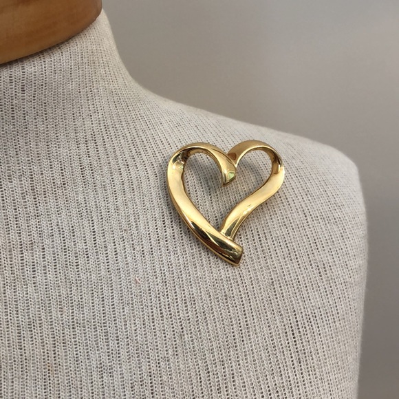 Vintage TRIFARI Goldtone Metal Heart Pin - Picture 11 of 13